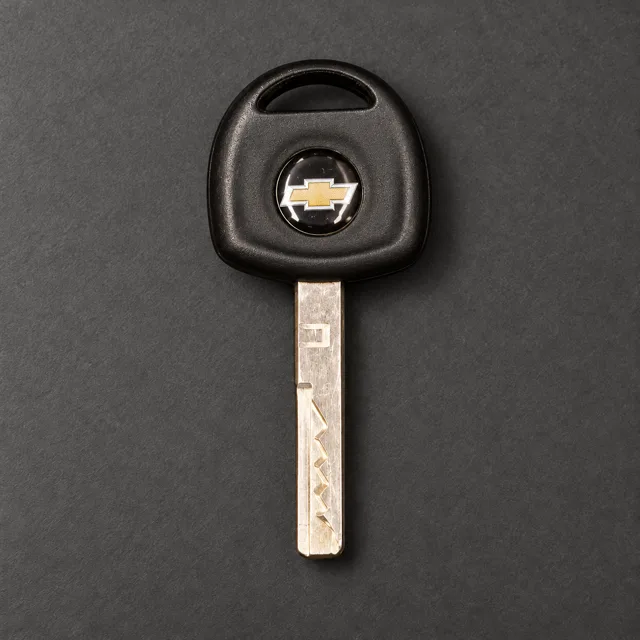 Depois: chave Chevrolet com capa nova e o logo da marca.