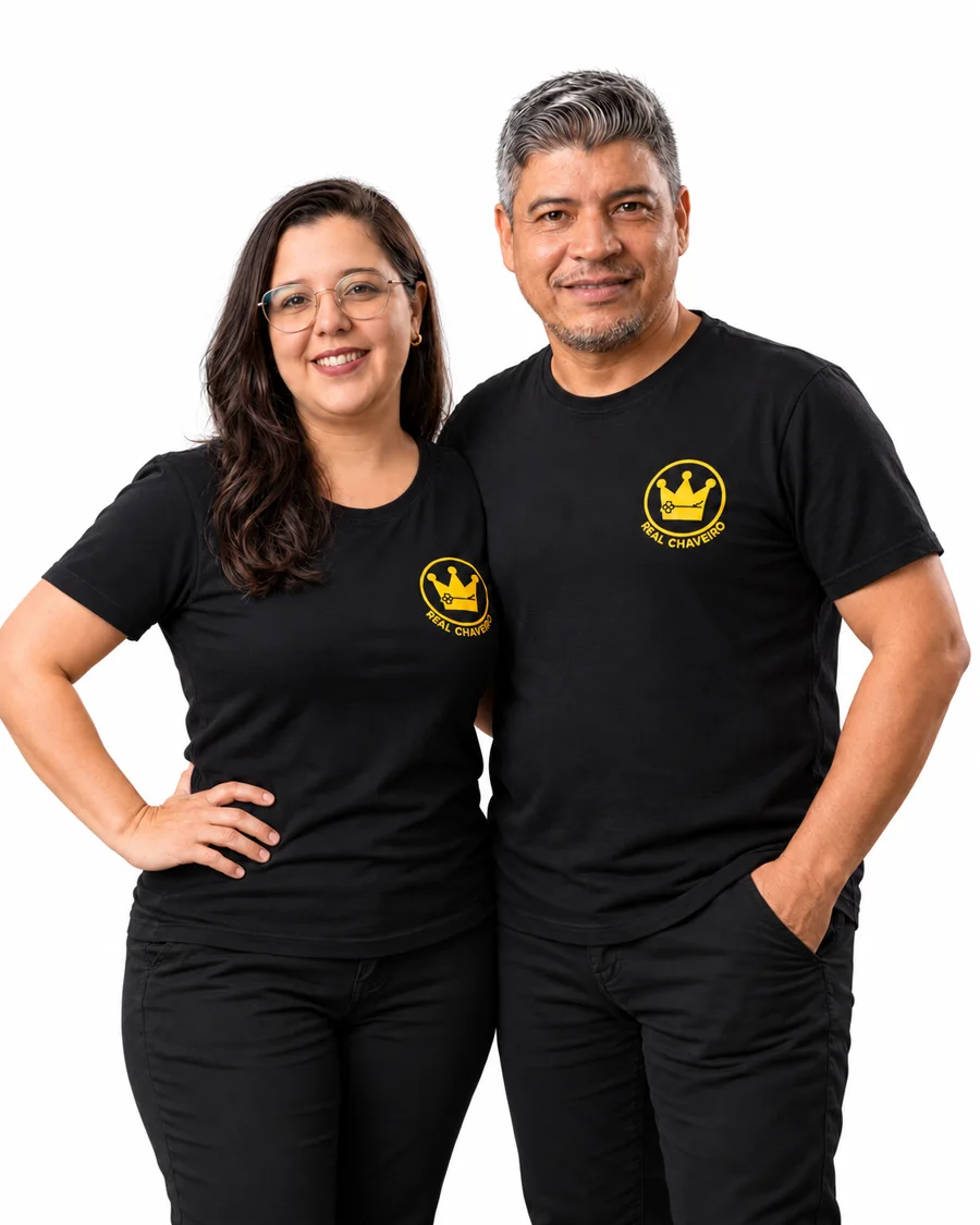 Thatiany e Cleber, os donos do Real Chaveiro, de camiseta preta com o logo