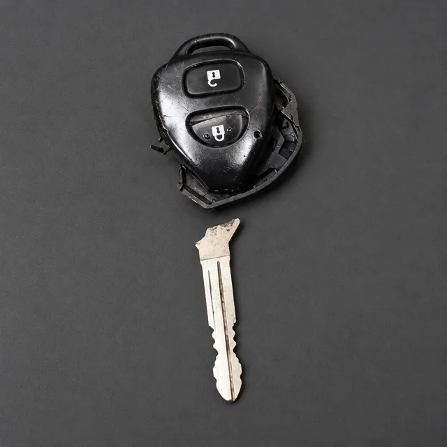 Antes: chave Toyota antiga, com a capa trincada e a lâmina partida ao meio.
