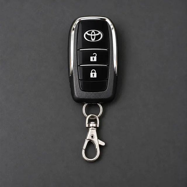 Depois: chave Toyota nova, com os botões, o logo da marca e um chaveiro cromado.